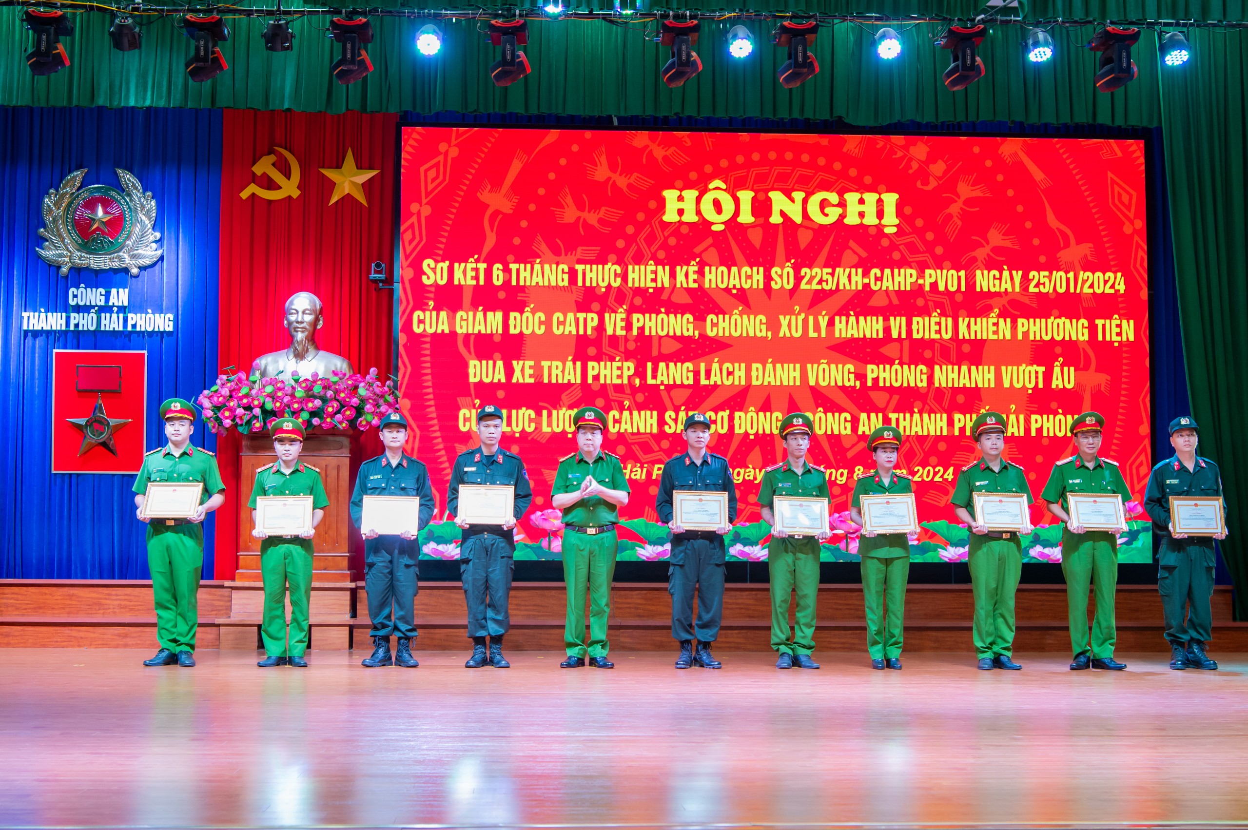 Biểu dương 10 tập thể, cá nhân có thành tích xuất sắc đột xuất trong phòng, chống, xử lý hành vi điều khiển phương tiện lạng lách đánh võng, phóng nhanh vượt ẩu